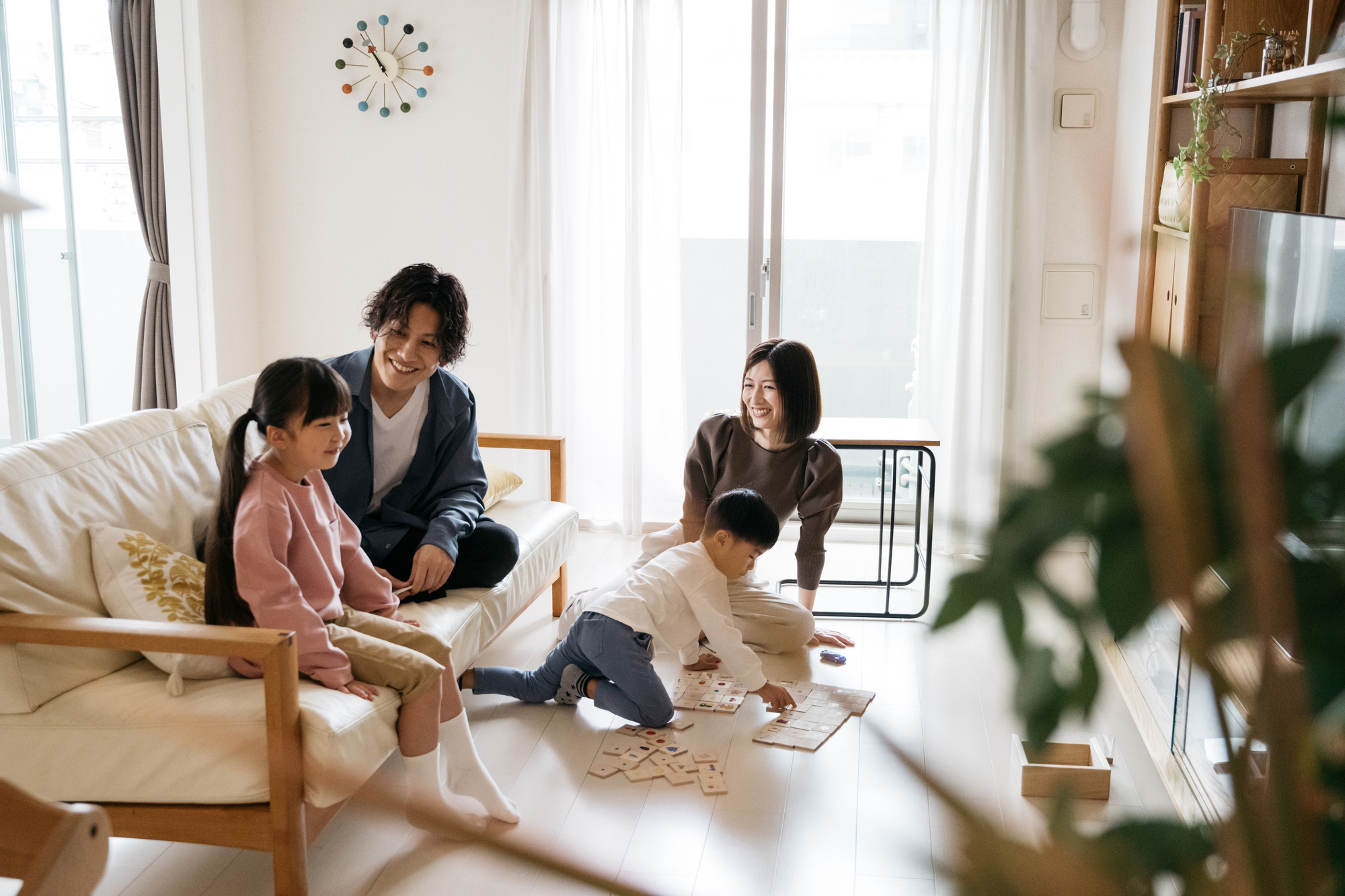 作業着を着た男性が、机の上で書類を見ながら説明をしている様子。