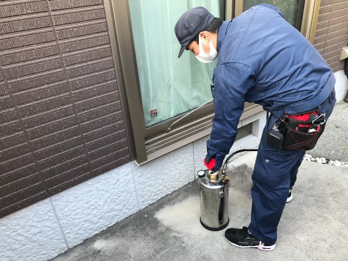ゴキブリ駆除の業者が現場を調査している様子