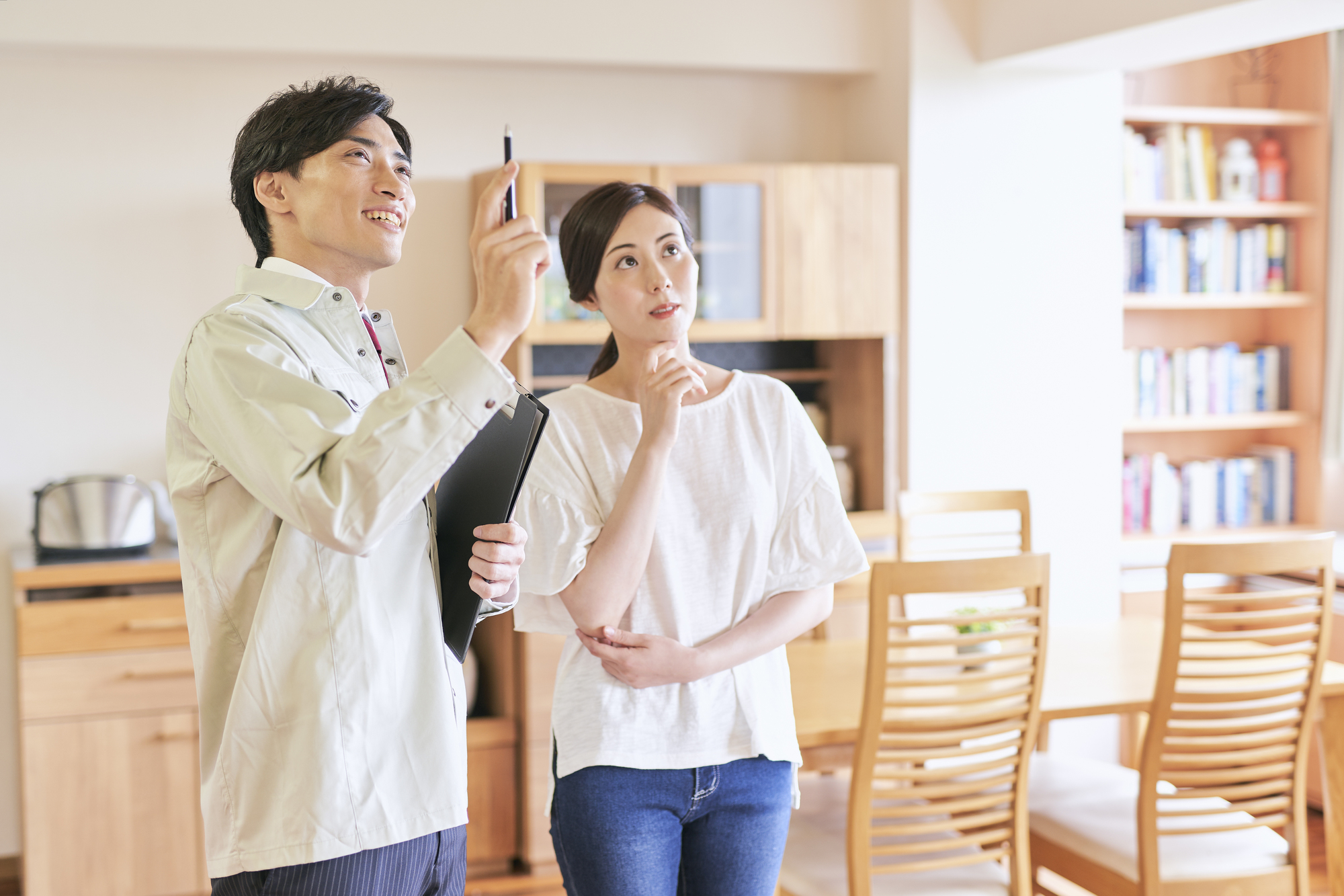 現場を調査して見積もりしている様子