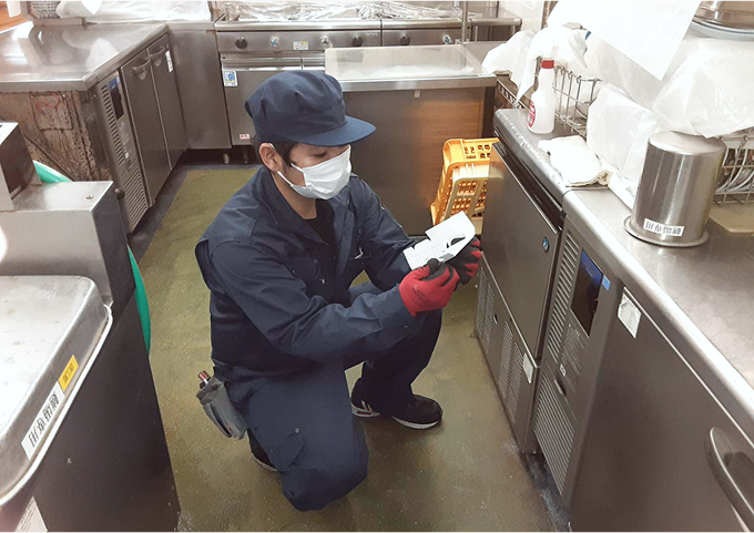 発生原因について調べている様子