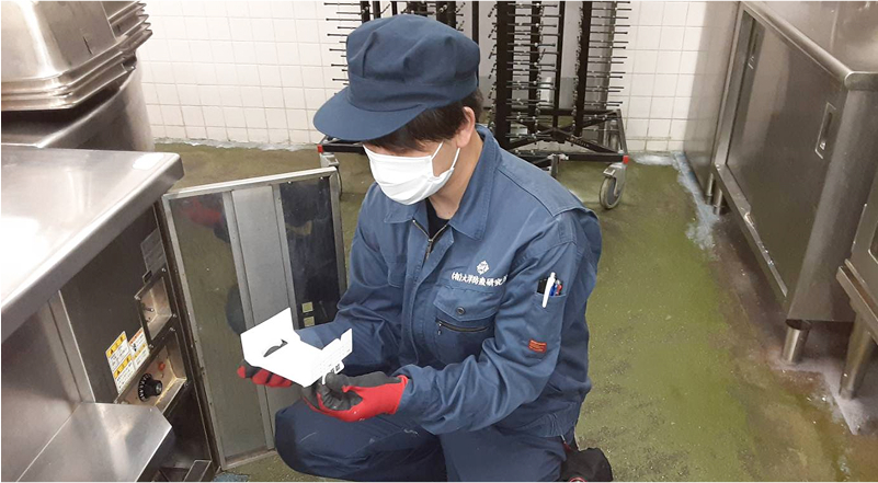 ゴキブリ駆除の業者が現場を調査している様子