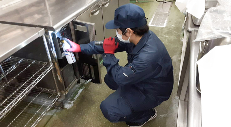 ゴキブリ駆除の業者がスプレーでアフターサポートしている様子